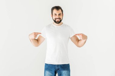t-shirt işaret eden adam