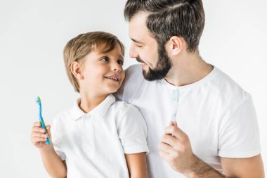 Baba ve oğul diş fırçaları ile