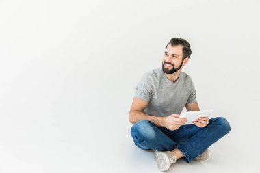 Dijital tablet kullanan adam