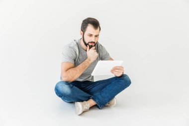 Dijital tablet kullanan adam
