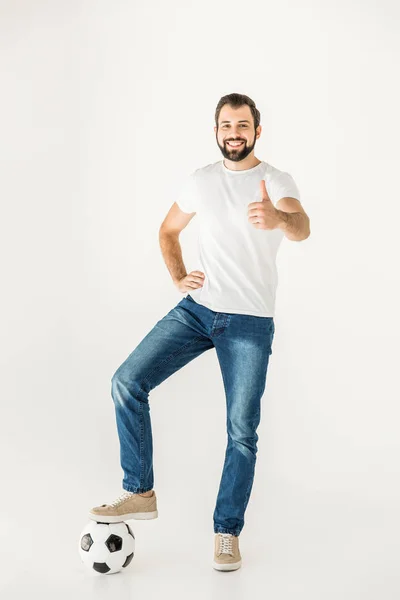 Jeune homme avec ballon de football — Photo