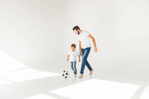 Père et fils avec ballon de football — Photo