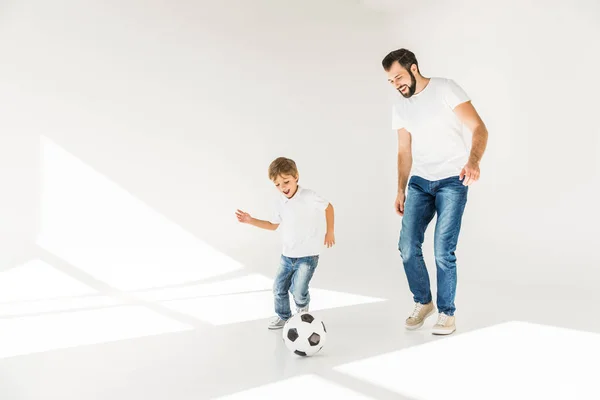 Pai e filho com bola de futebol — Fotografia de Stock