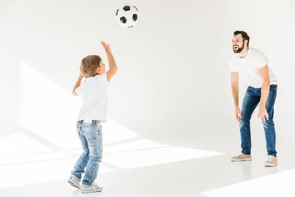 Pai e filho com bola de futebol — Fotografia de Stock