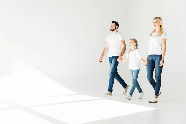 Familie hält Händchen und geht — Stockfoto