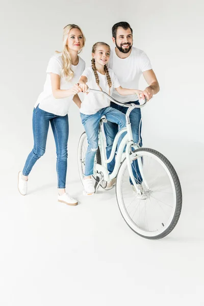 Família feliz com bicicleta — Fotografia de Stock