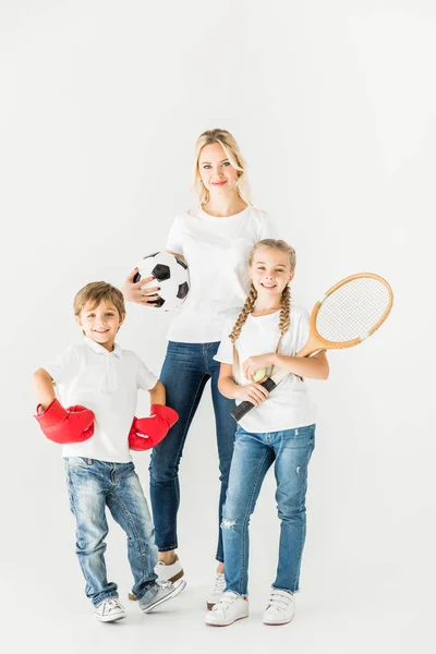 Familia con equipo deportivo — Foto de Stock