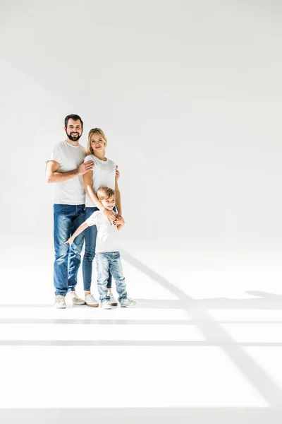 Lycklig familj med ett barn — Stockfoto