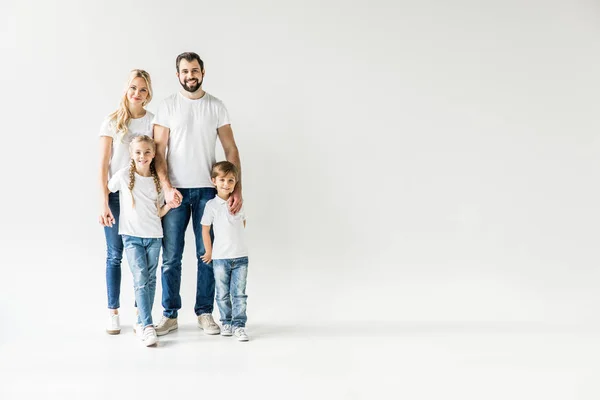 Familia joven feliz — Foto de Stock