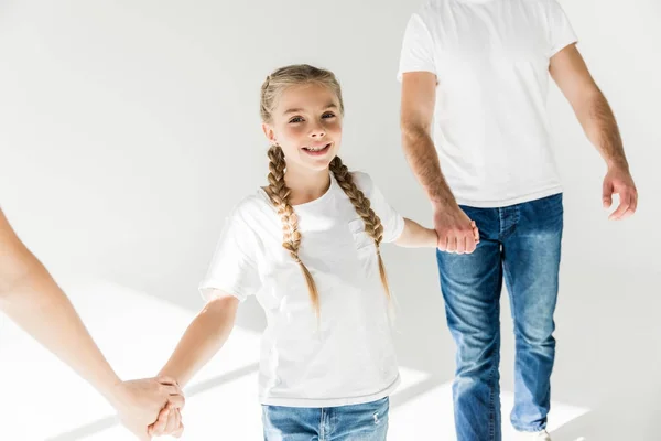 Padres con hija cogida de la mano — Foto de Stock