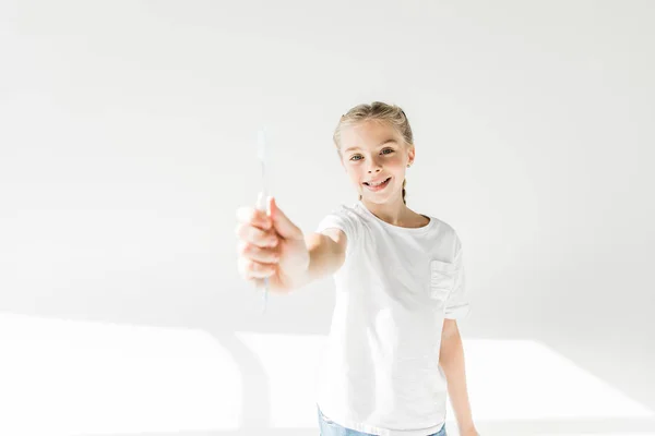 Niño sosteniendo cepillo de dientes — Foto de Stock