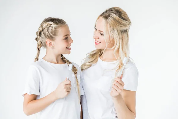 Moeder en dochter met tandenborstels — Stockfoto