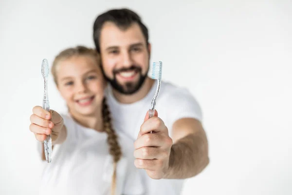 พ่อและลูกสาวด้วยแปรงสีฟัน — ภาพถ่ายสต็อก