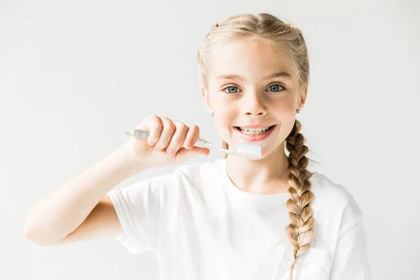 Niño sosteniendo cepillo de dientes — Foto de Stock