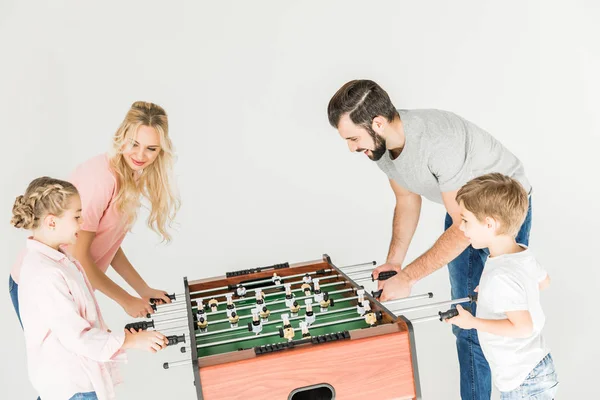 Rodina hrát stolní fotbal — Stock fotografie
