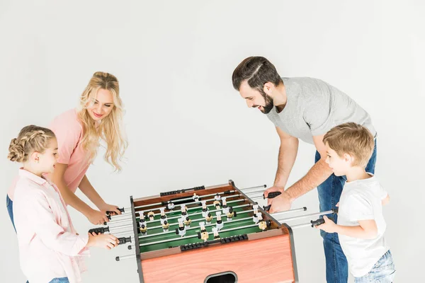 Familie spielt Tischkicker — Stockfoto