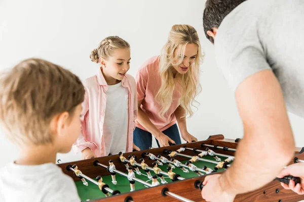 Familie tafelvoetbal spelen — Stockfoto