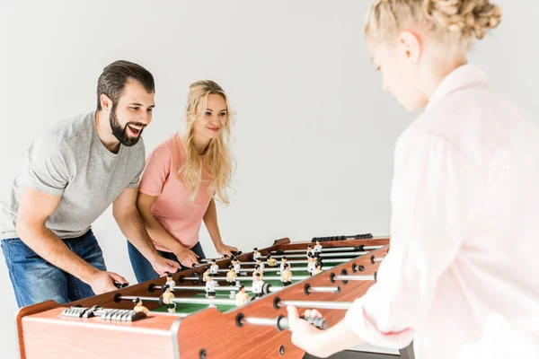 Keluarga bermain foosball — Foto Stok Gratis