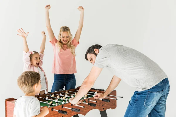 Famiglia che gioca a biliardino — Foto Stock