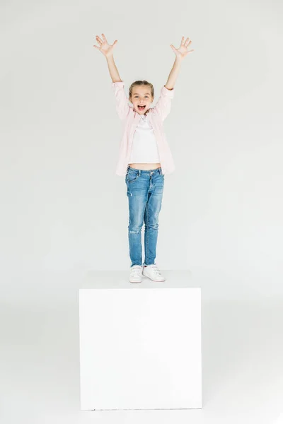 Niño levantando manos — Foto de Stock