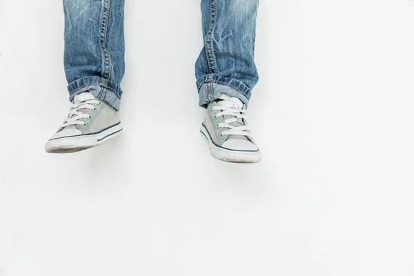 Дитина в джинсах і взутті — стокове фото