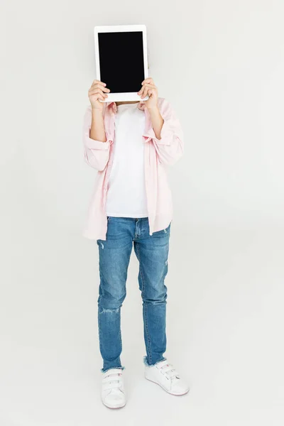 Niño sosteniendo tableta digital —  Fotos de Stock