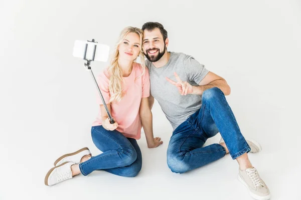 Çift akıllı telefonla selfie çekiyor. — Stok fotoğraf