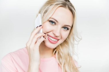 Akıllı Telefonla Konuşan Genç Kadın