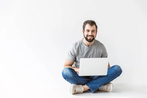 Hombre usando ordenador portátil — Foto de Stock