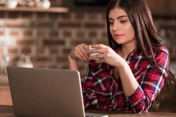 Gadis dengan laptop minum kopi — Stok Foto