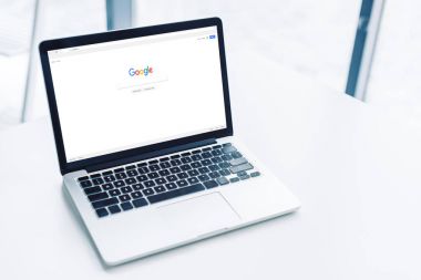 google web sitesi ile dizüstü bilgisayar