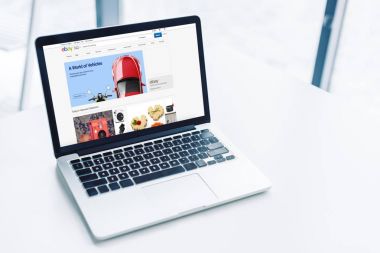 ebay Web sitesi ile dizüstü bilgisayar