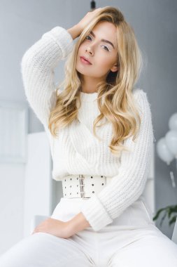 Beyaz giysili moda kadın