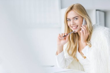 Gülümseyen işkadını Smartphone'da konuşuyor