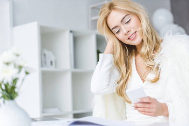 şık iş kadını Smartphone kullanarak