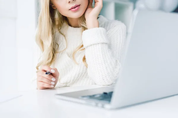 Mujer de negocios rubia con portátil — Foto de Stock