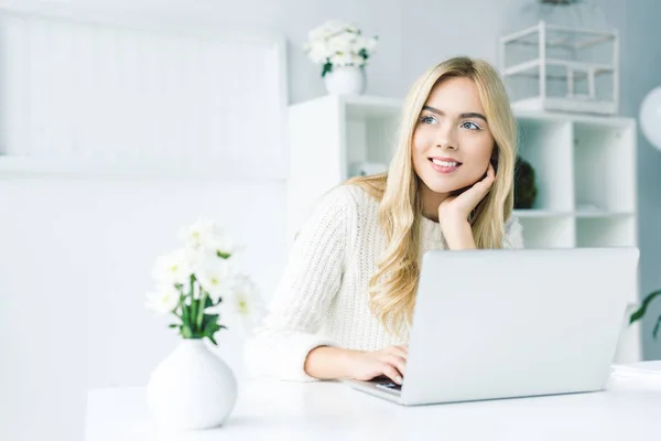 Mujer de negocios soñadora que trabaja con el ordenador portátil — Foto de Stock