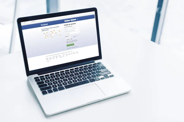 Laptop met facebook website — Stockfoto