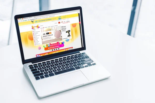 Aliexpress のウェブサイトのノート パソコン — ストック写真