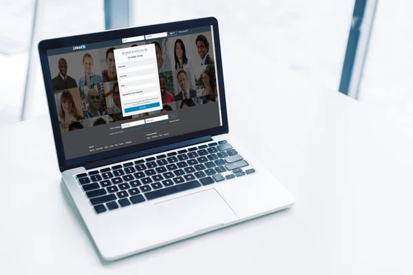 Ordinateur portable avec le site linkedin — Photo