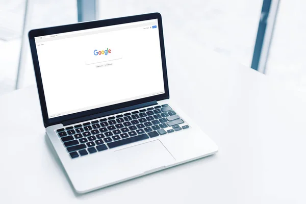 Portátil con el sitio web de Google — Foto de Stock