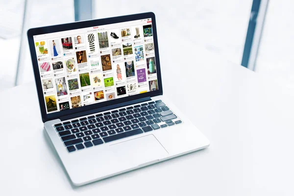 Laptop con sito web pinterest — Foto Stock