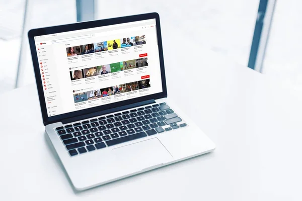 Laptop com site do youtube — Fotografia de Stock