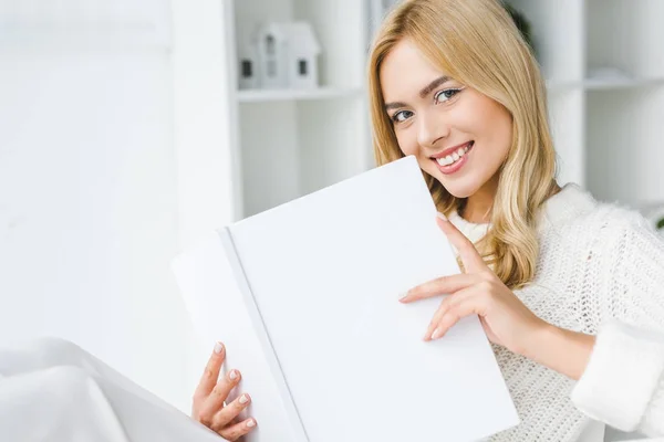 Sorridente libro di lettura donna d'affari — Foto Stock