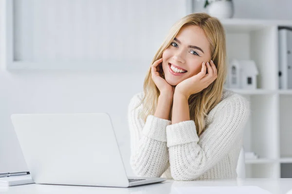 Uśmiechnięta kobieta z laptopa — Zdjęcie stockowe