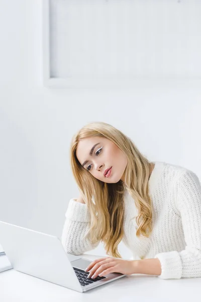 Mulher de negócios que trabalha com laptop — Fotografia de Stock