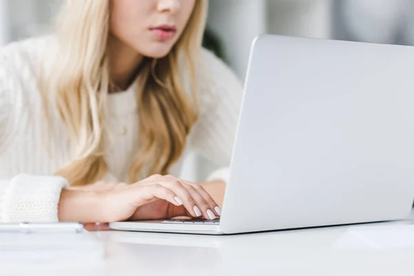 Zakenvrouw werken met de laptop op werkplek — Stockfoto