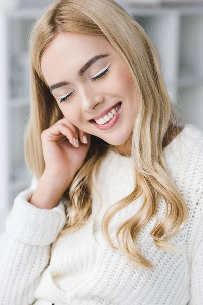 Elegante glimlachende vrouw — Stockfoto