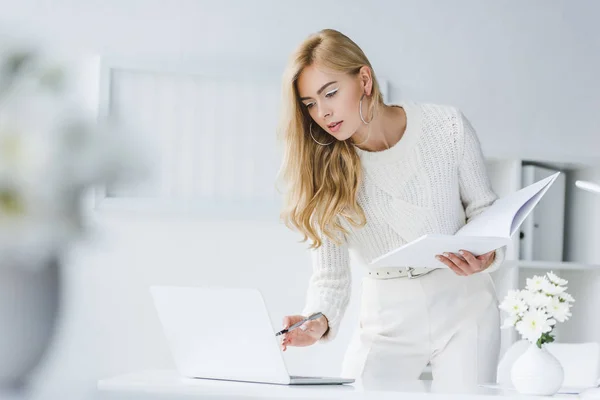 Femme d'affaires avec paperasse et ordinateur portable — Photo