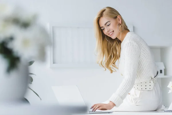 Vackra leende affärskvinna — Stockfoto